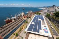 imagem de painéis solares em área portuária no rio de janeiro