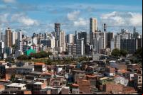 imagem aérea de salvador mostra favelas em constraste com condomínios