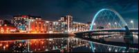 imagem noturna da cidade de glasgow, na escócia