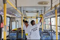 funcionários da prefeitura realizam limpeza em ônibus