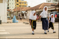 Crianças a caminho da escola em Dar es Salaam (Foto: Kyle LaFerriere/WRI)