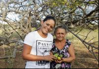 Denise Cardoso (E), presidenta da Coopercuc, com a produtora Maria Perpétua Barbosa, de Uauá
