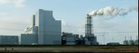 imagem mostra uma usina emitindo gases poluentes