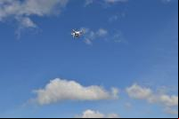 Drone no céu durante voo para monitoramento da restauração