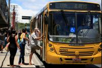pessoas usando máscara sobem em ônibus coletivo em Salvador