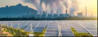 poluição em segundo plano com painéis solares de energia limpa em primeiro plano