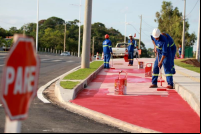 homens pintando ciclovia