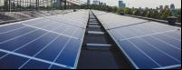 imagem mostra painéis solares no topo de um prédio