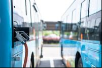 ônibus elétrico sendo recarregado