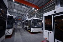 imagem de ônibus elétricos sendo fabricados