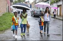 Crianças caminham até a escola