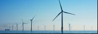 cata ventos de energia eólica com pôr do sol ao fundo
