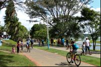 parque com ciclovia e pessoas caminhando e pedalando