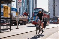 mulher pedala em ciclovia em Londres