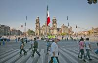 pessoas caminha na rua na cidade do méxico