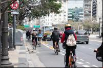 ciclistas em ciclovia em buenos aires
