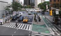 broadway, em nova york, com calçadas estendidas para maior segurança dos pedestres