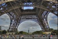Base da Torre Eiffel, em Paris (foto: Giorgos Vintzileos/Flickr)