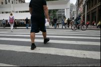 Abordagem atribui alta prioridade à proteção dos usuários vulneráveis das vias, como pedestres e ciclistas (Foto: Joana Oliveira/WRI Brasil)