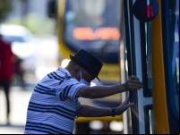 homem de máscara embarca em ônibus