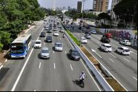 carros em avenida da cidade de São Paulo