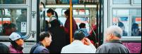 pessoas esperando para embarcar em um ônibus coletivo