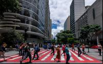 pessoas atravessando a rua em faixa de segurança