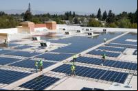Instalação de paineis solares na Califórnia, EUA. Foto: Walmart/Flickr