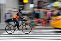 homem pedala em rua de nova york