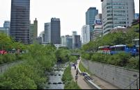 imagem de Cheonggyecheon, em Seul onde uma via expressa elevada foi demolida para a construção de um amplo espaço público de lazer