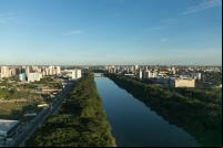 cidade de Teresina com rio cercado de florestas