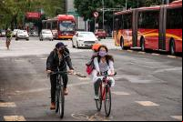 pessoas utilizam bicicleta no méxico