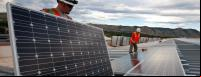 homens trabalham em  solar