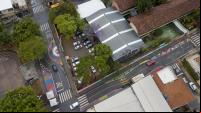 vista aérea de zona 30 em entorno escolar. O asfalto foi pintado para promover comportamento mais seguro de motoristas e espaço para pedestres.