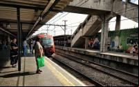 mulher espera por metrô de superfície que se aproxima