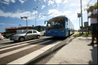 imagem de ônibus próximo a faixa de pedestres