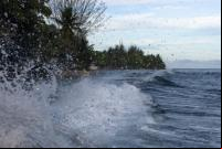 Ondas quebrando em um atol nas Ilhas Marshall (Foto: Elizabeth Kate Switaj/Flickr)