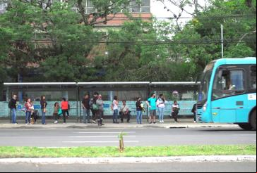pessoas em ponto de ônibus