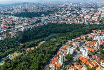 foto aérea da cidade de belo horizonte com grande área verde ao centro