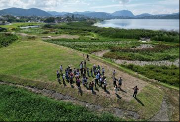 pessas reunidas em grande parque natural no meio da cidade