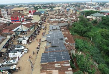 paineis solares instalados em comunidade na nigéria