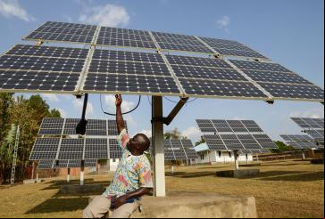 homem em uganda próximo a  de energia solar