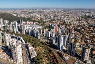 foto de cidade com prédios e casas