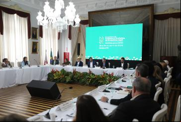 pessoas em mesa de  sobre cidades amazônicas
