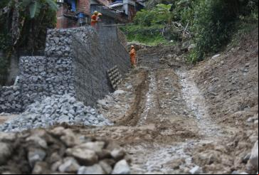 homens trabalham em obras de contenção de encostas