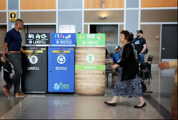 lixeiras de diferentes tipos de lixo em aeroporto