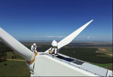 trabalhadores em usina de energia eólica