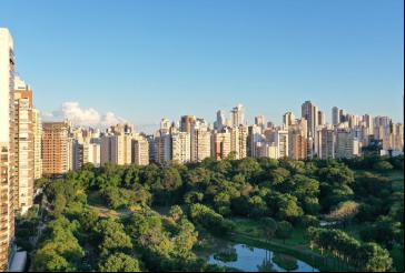 foto de grande parque urbano cercado de prédios