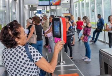 mulher ando cartão em catraca do BRT em Belo Horizonte