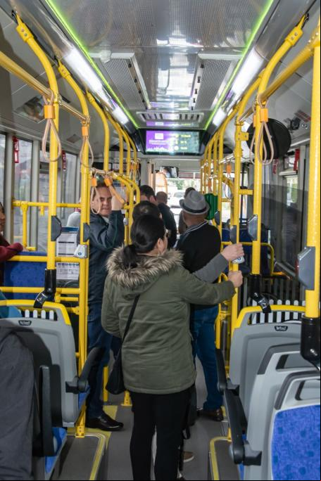 ageiros em ônibus elétrico em Curitiba